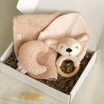 Die Baby Geschenkbox zur Geburt Pink Moon wurde mit viel Liebe für kleine Mädchen zusammengestellt. Sie enthält hochwertige, aufeinander abgestimmte Produkte in Rosa- und Naturtönen – veredelt mit süßen Blumenmotiven und zarten Stoffen.
